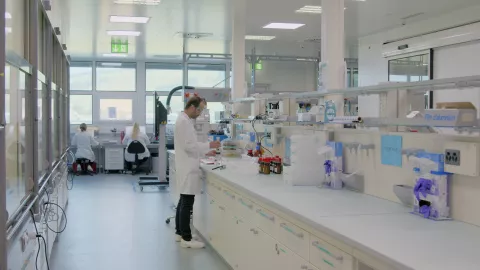 Laborantin travaillant chez UCB 