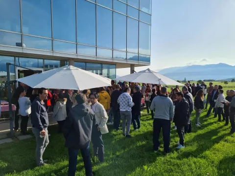 Apéro à côté du bâtiment d'UCB